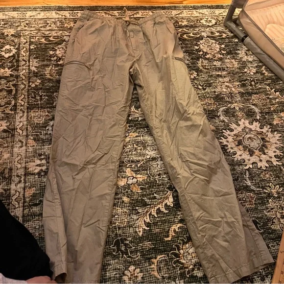 FRAME Poplin Trouser In Light Grey - Picture 5 of 9